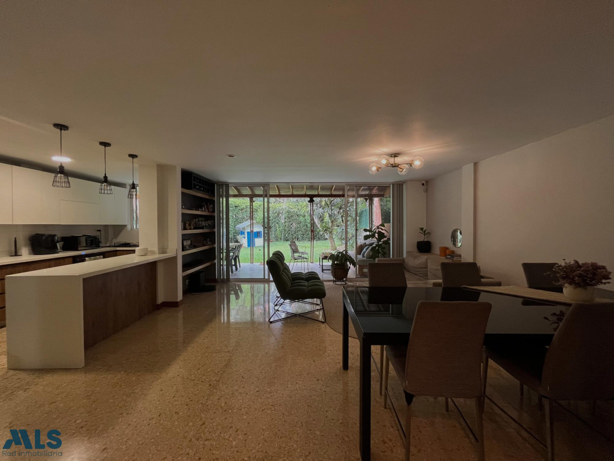 Casa remodelada con hermosa zona verde en la Transversal Superior medellin - altos del poblado