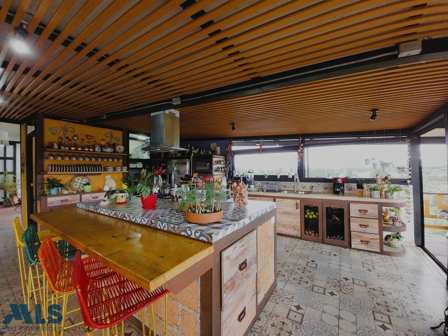 Casa moderna disfrutando del campo y autosostenible con cultivo de aguacate Hass. rionegro - v mampuesto