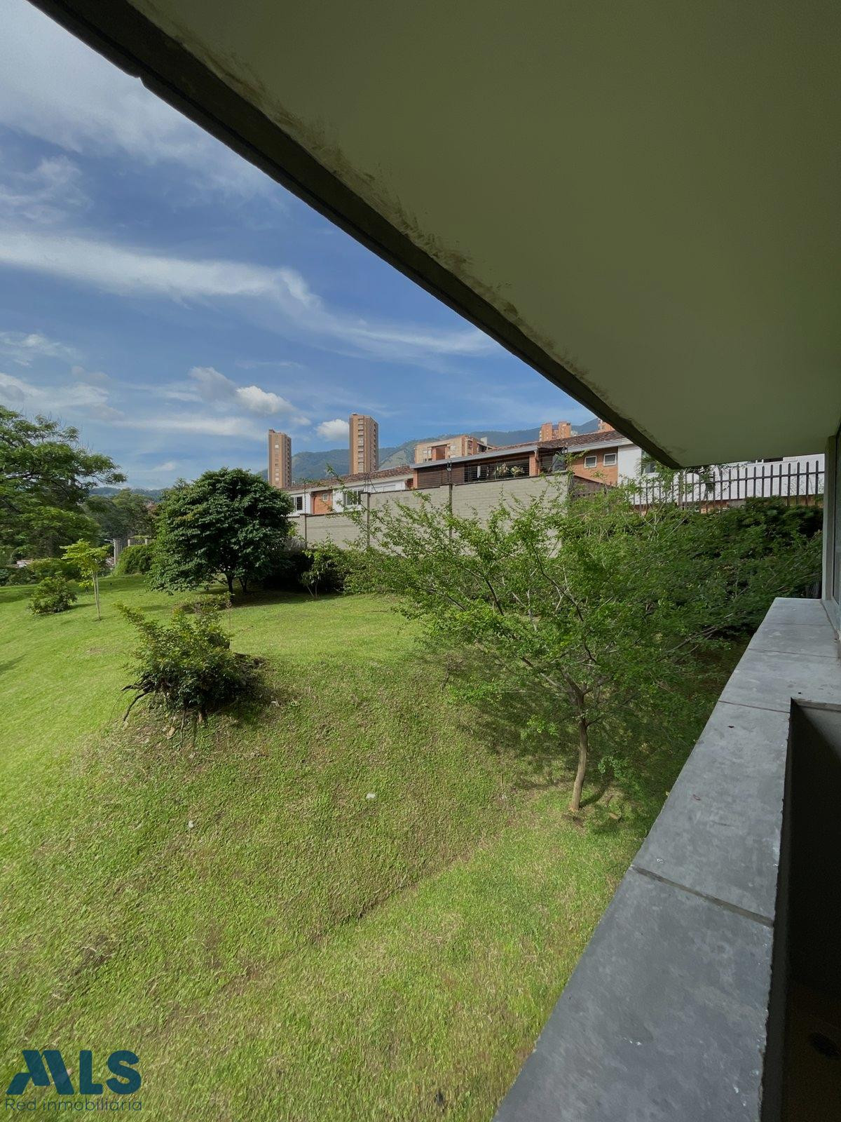 apartaestudio, muy buen estado con maravillosas vistas al jardín interno, cuenta con medellin - los balsos no 1