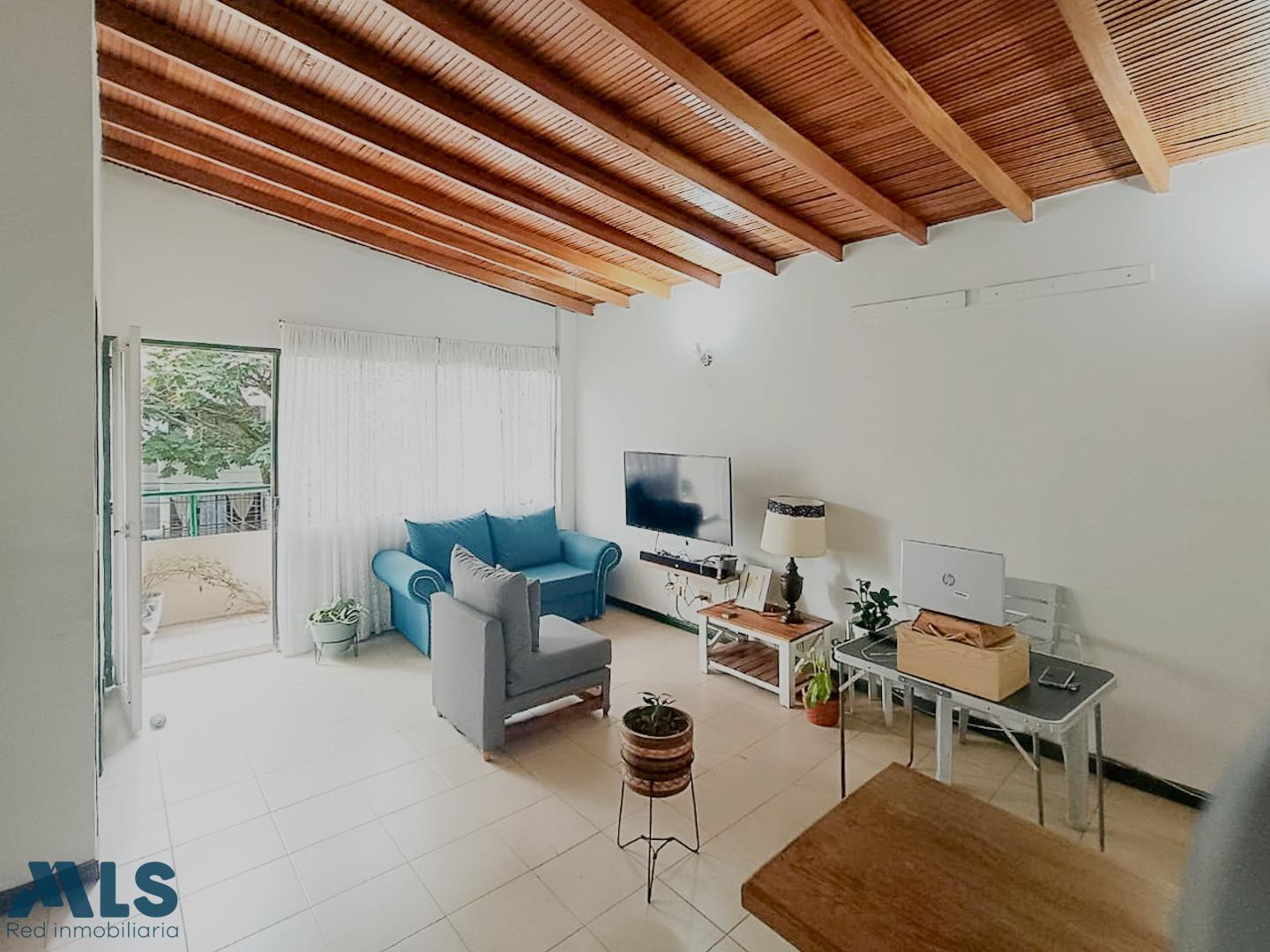 amplio apartamento tercer piso medellin - barrio cristobal