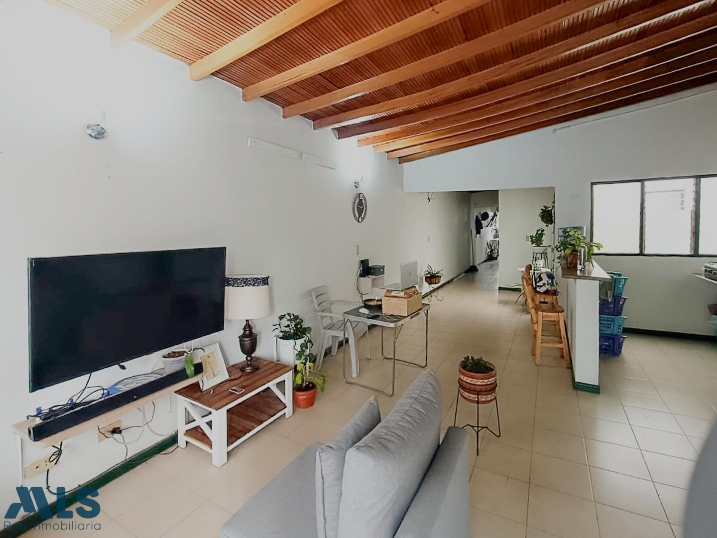 amplio apartamento tercer piso medellin - barrio cristobal