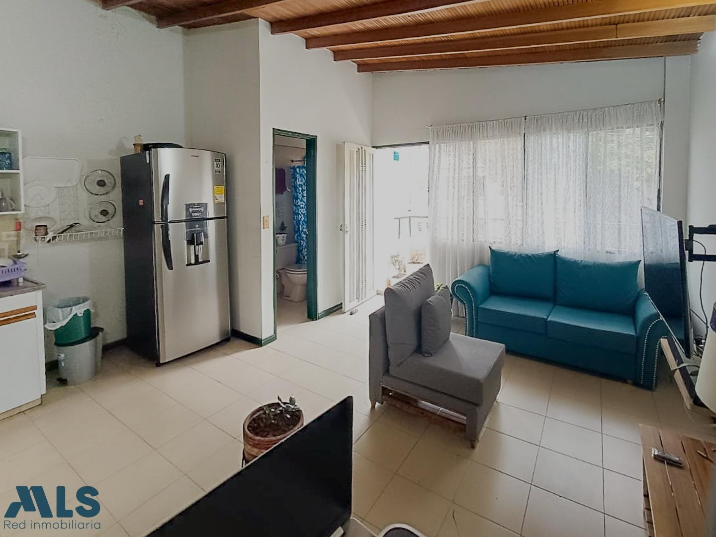 amplio apartamento tercer piso medellin - barrio cristobal