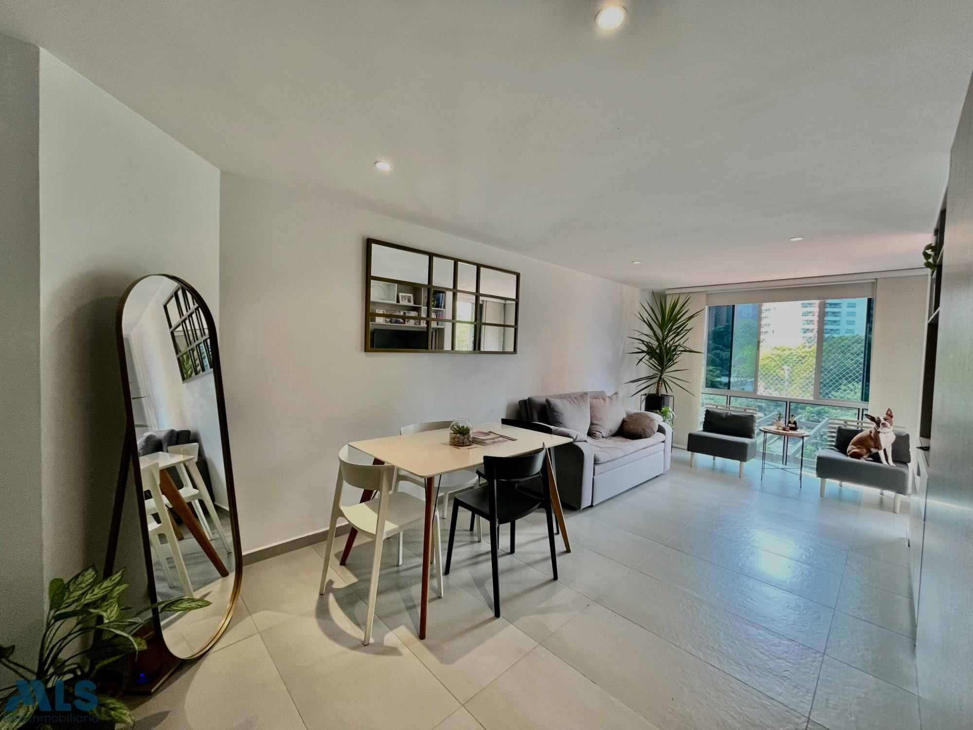 Apartamento de 3 alcobas remodelado sobre la Avenida las Vegas medellin - la aguacatala