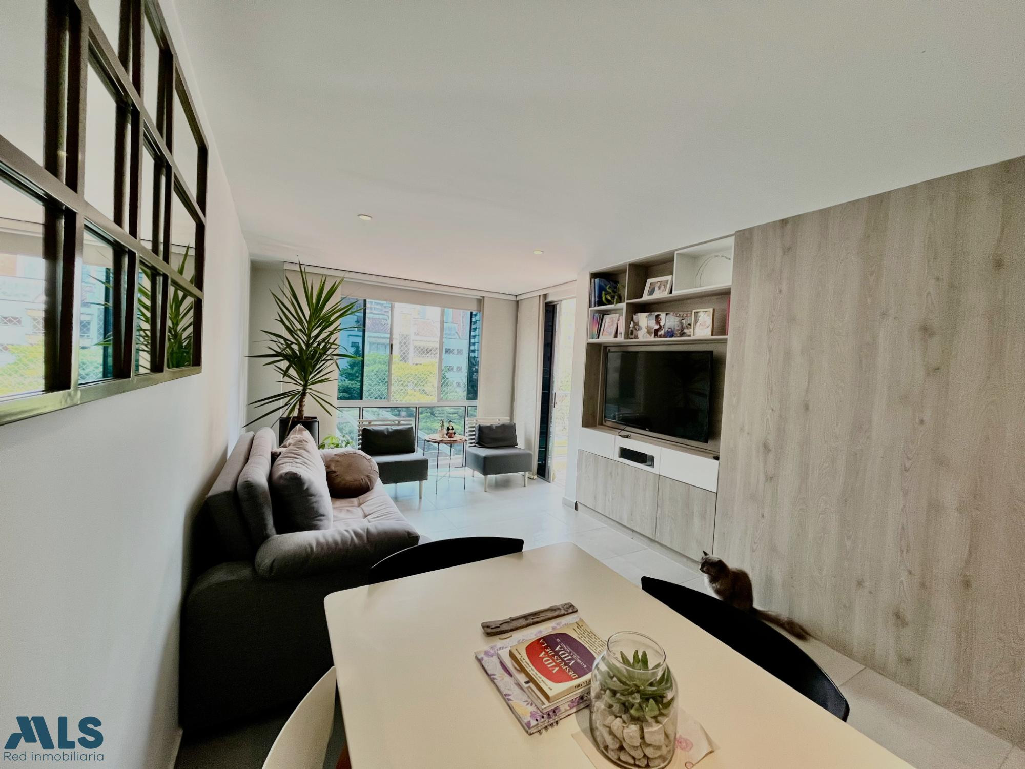 Apartamento de 3 alcobas remodelado sobre la Avenida las Vegas medellin - la aguacatala