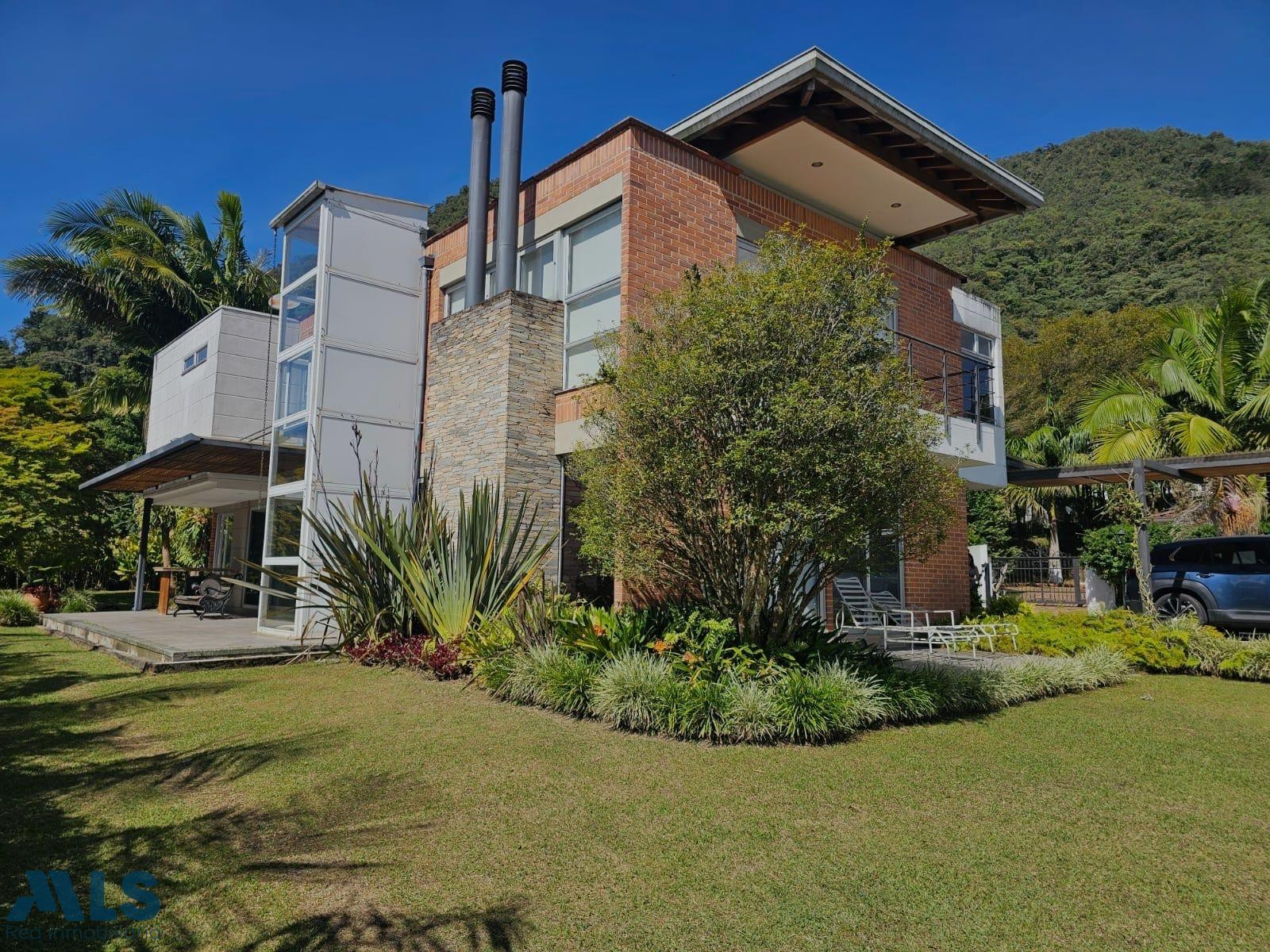 CASA EN EL ESCOBERO SECTOR CLINICA VETERINARIA CES envigado - loma del escobero