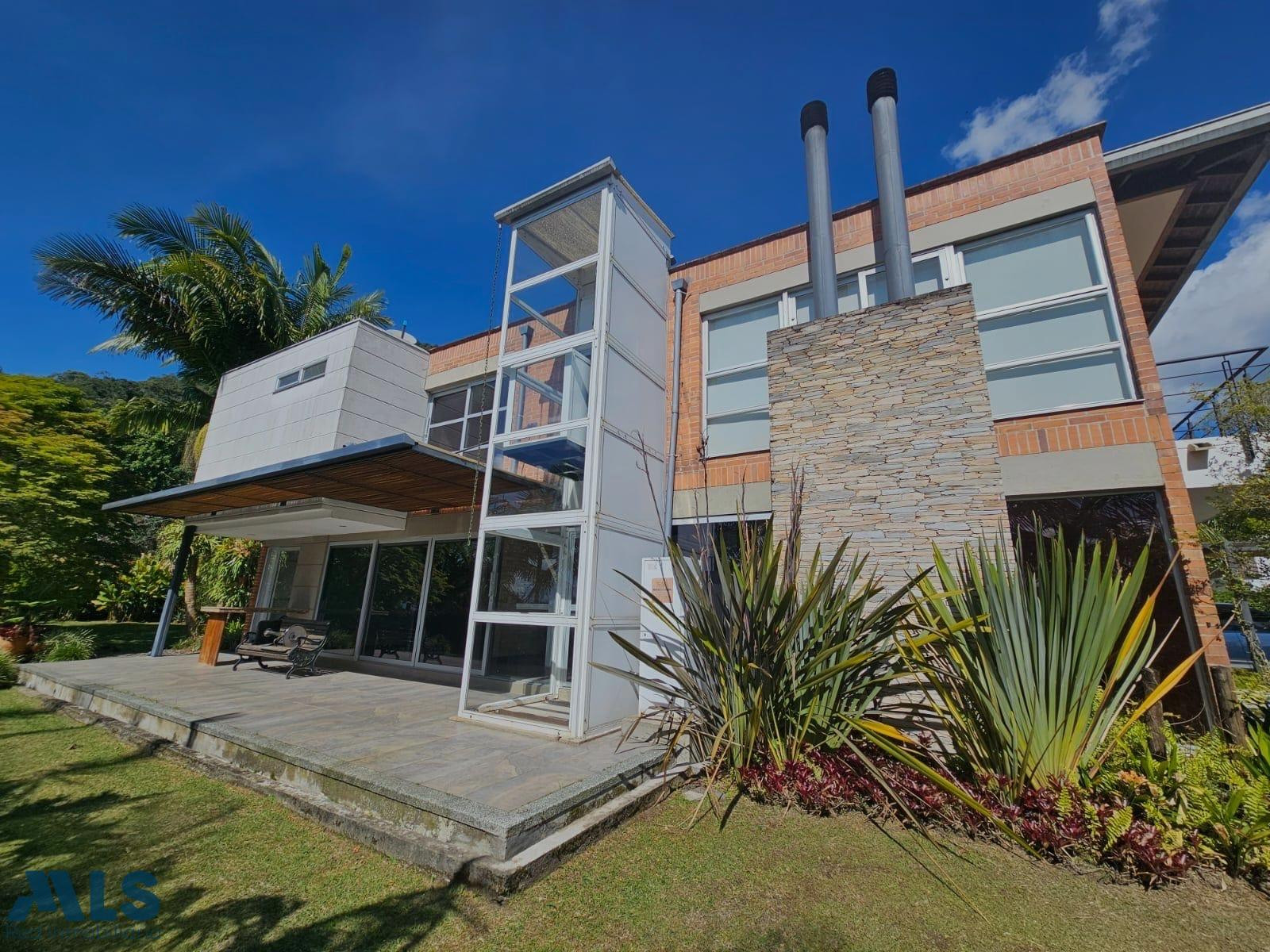 CASA EN EL ESCOBERO SECTOR CLINICA VETERINARIA CES envigado - loma del escobero