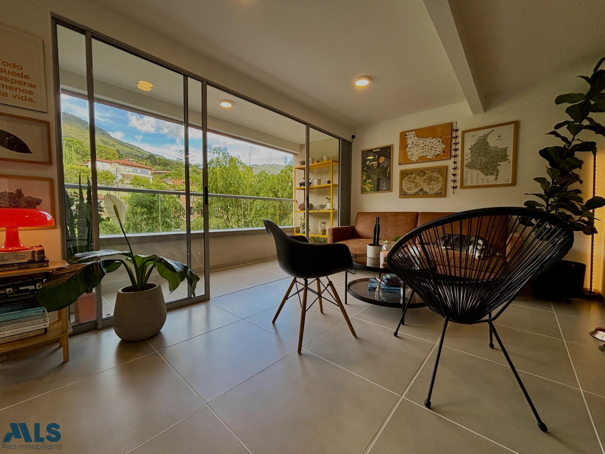 Apartamento con vista verde en venta. envigado - loma de las brujas