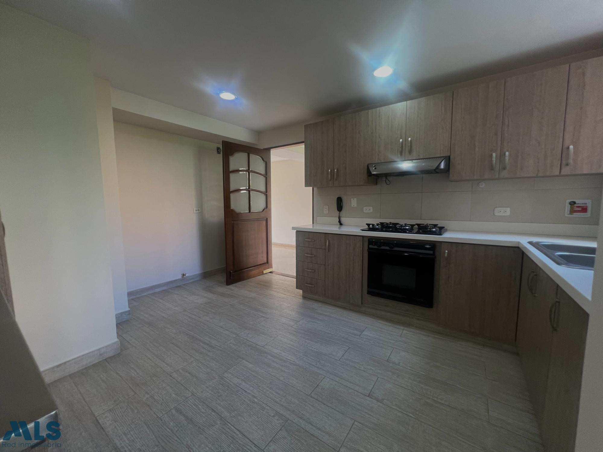 Apartamento con amplios e iluminados espacios medellin - los balsos no 1