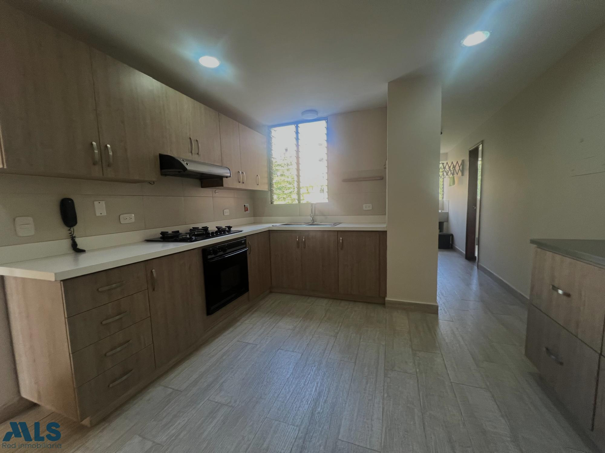 Apartamento con amplios e iluminados espacios medellin - los balsos no 1