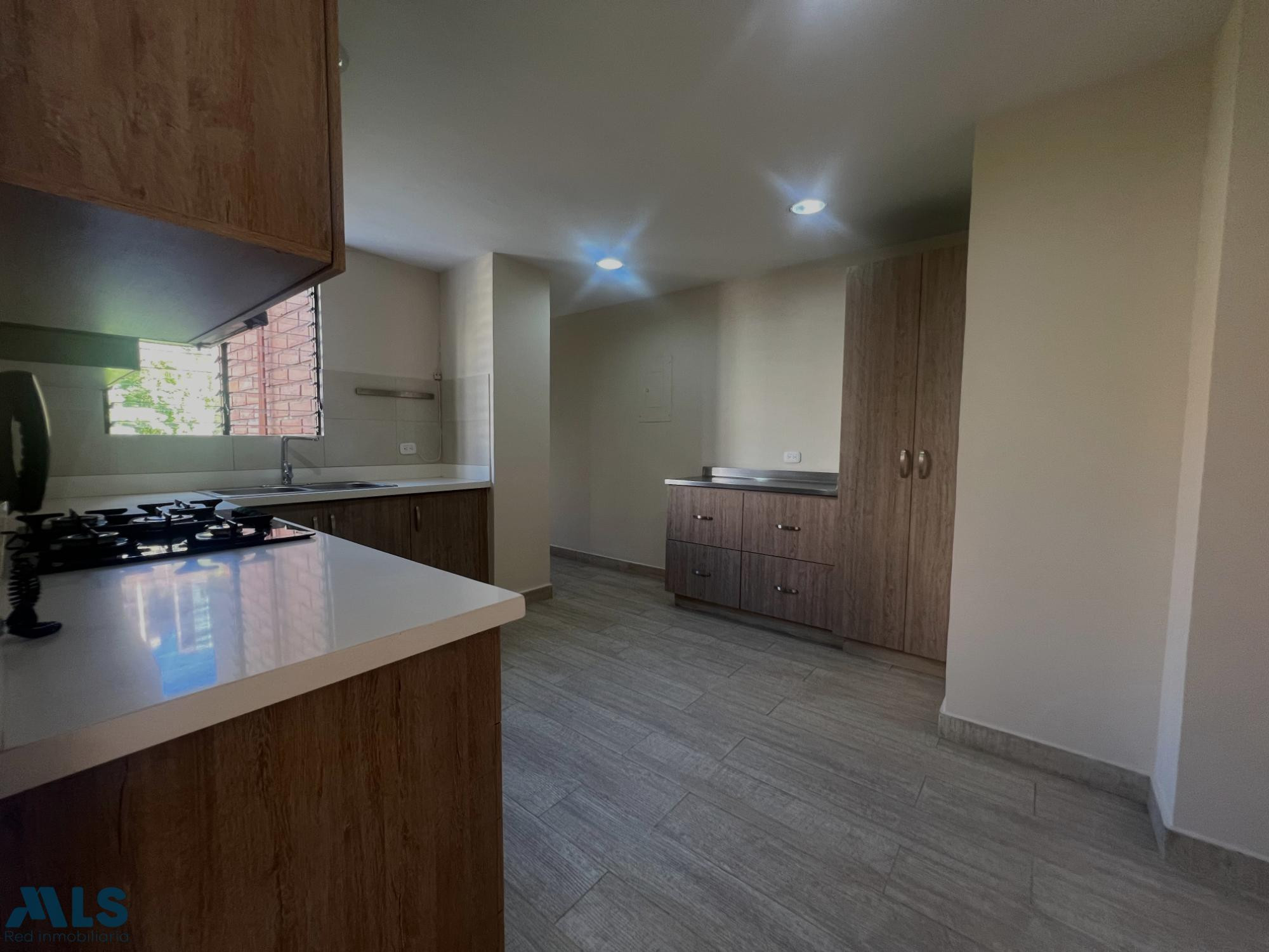 Apartamento con amplios e iluminados espacios medellin - los balsos no 1