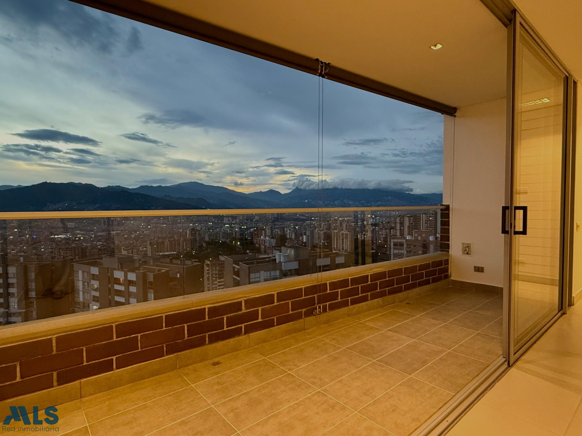 Espectacular vista en piso muy alto! envigado - loma de cumbres