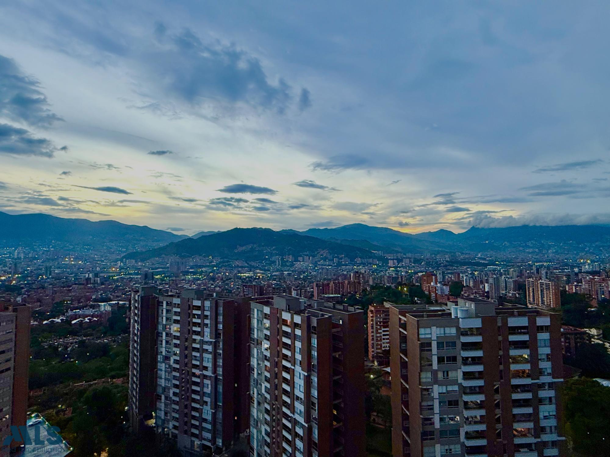 Espectacular vista en piso muy alto! envigado - loma de cumbres