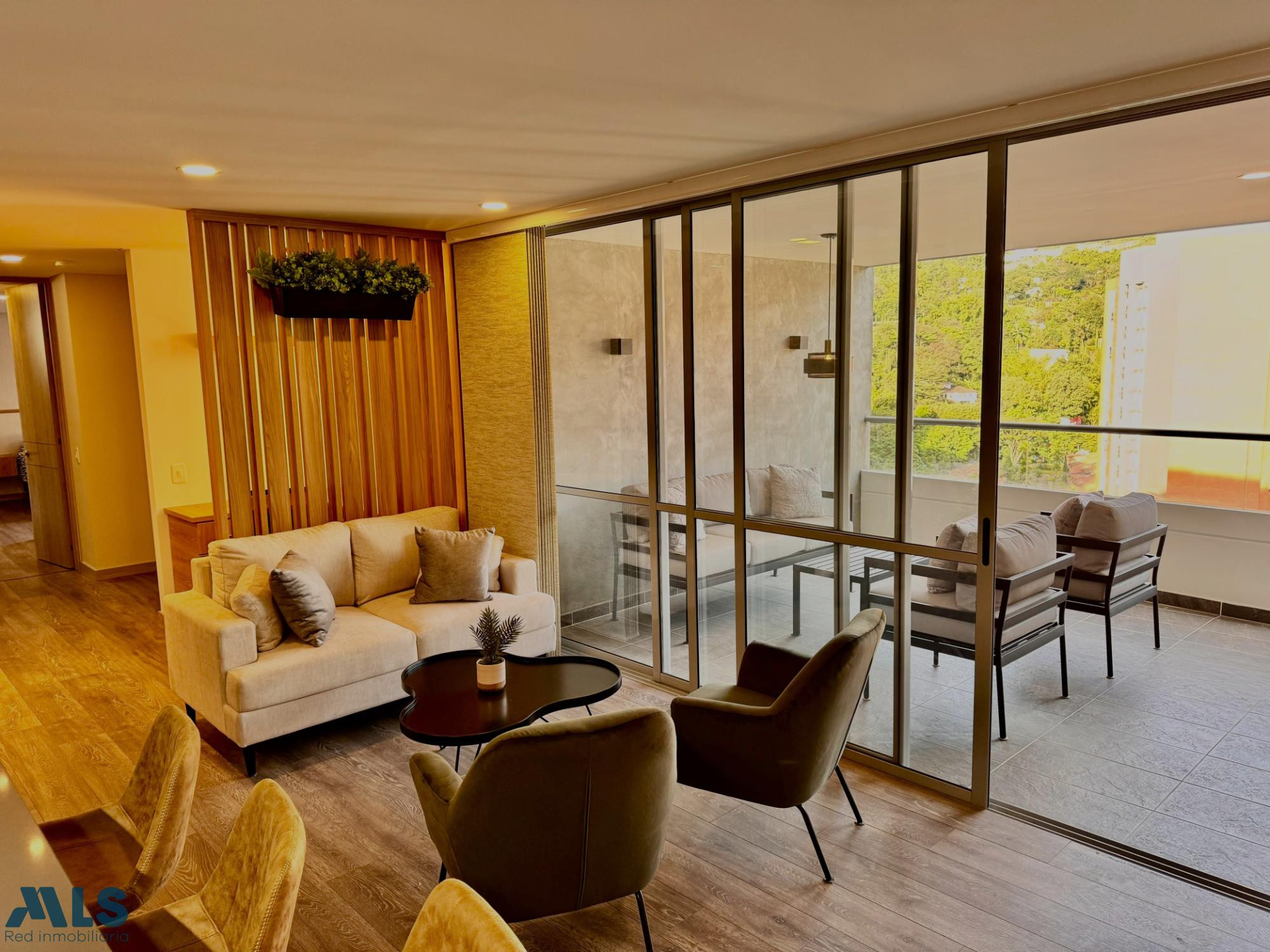 Apartamento perfecto y personalizado con excelente vista. envigado - loma de los mesa