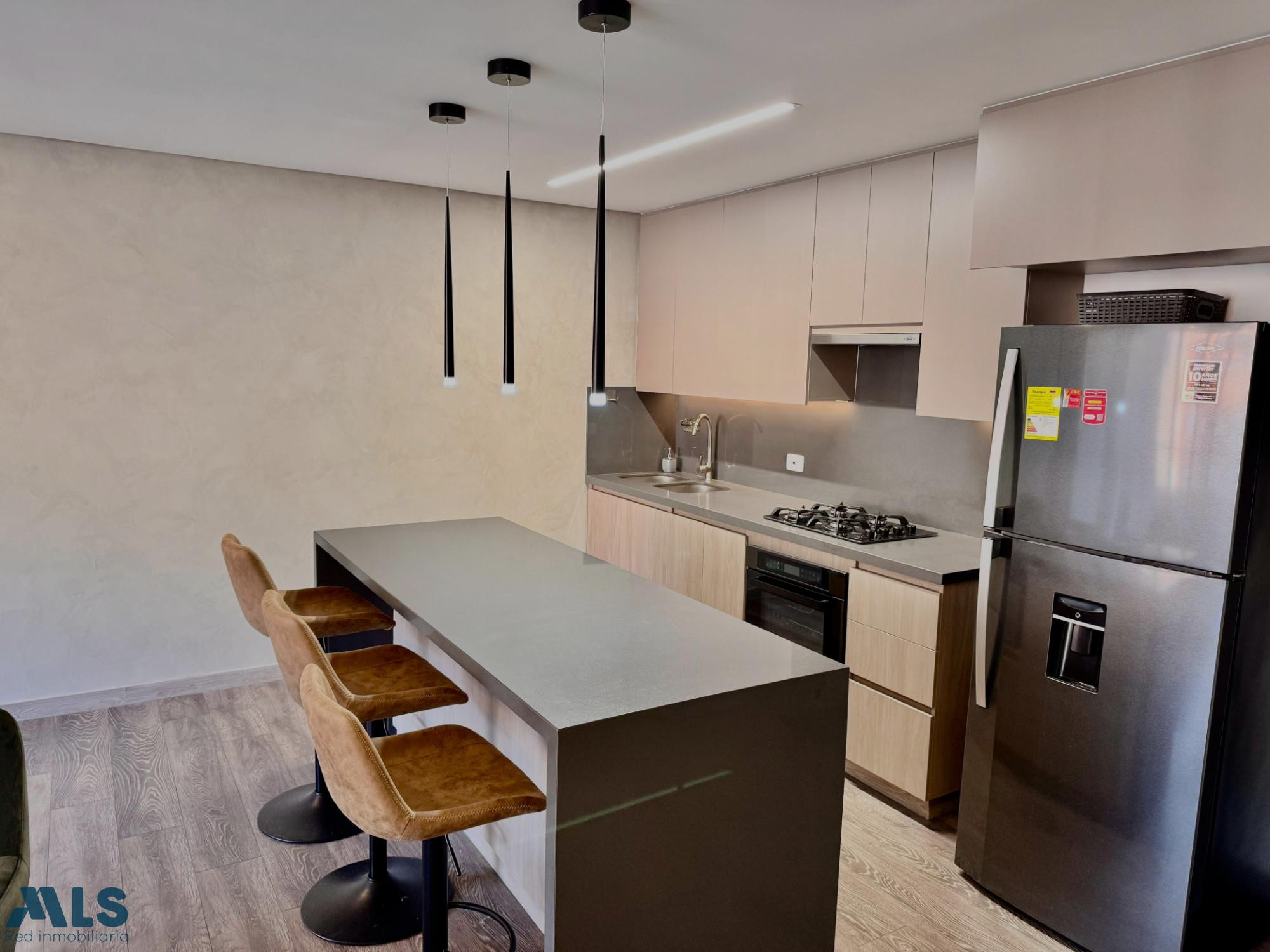 Apartamento perfecto y personalizado con excelente vista. envigado - loma de los mesa