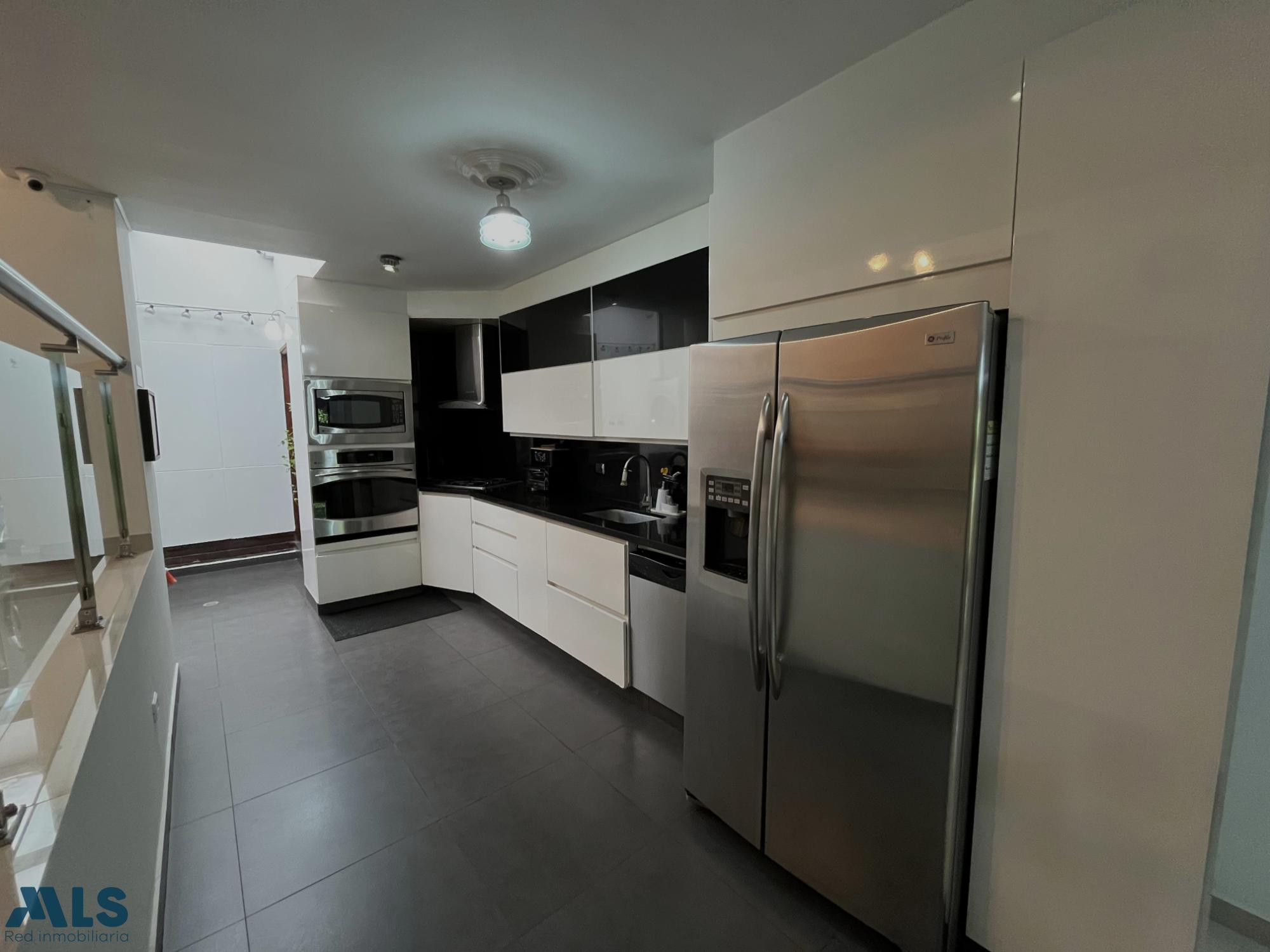 Apartacasa en el poblado muy iluminado y tranquilo permite airbnb medellin - castropol