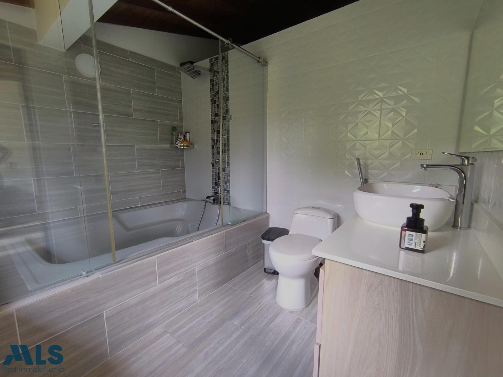 Amplia casa remodelada en venta envigado - las antillas