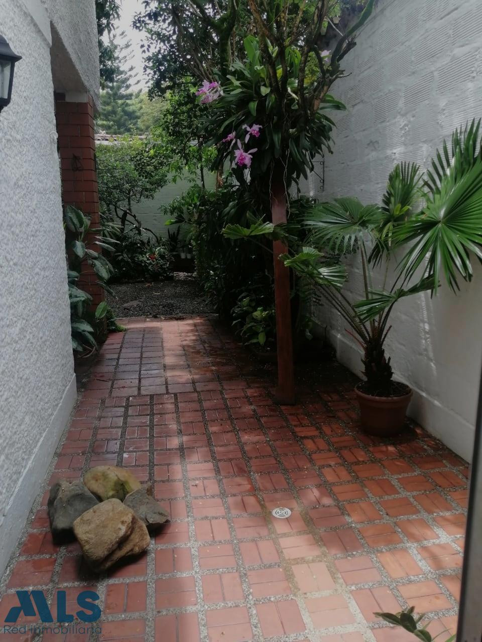 Casa Dúplex en venta frente a la Unid. Deportiva de Belén medellin - malibu