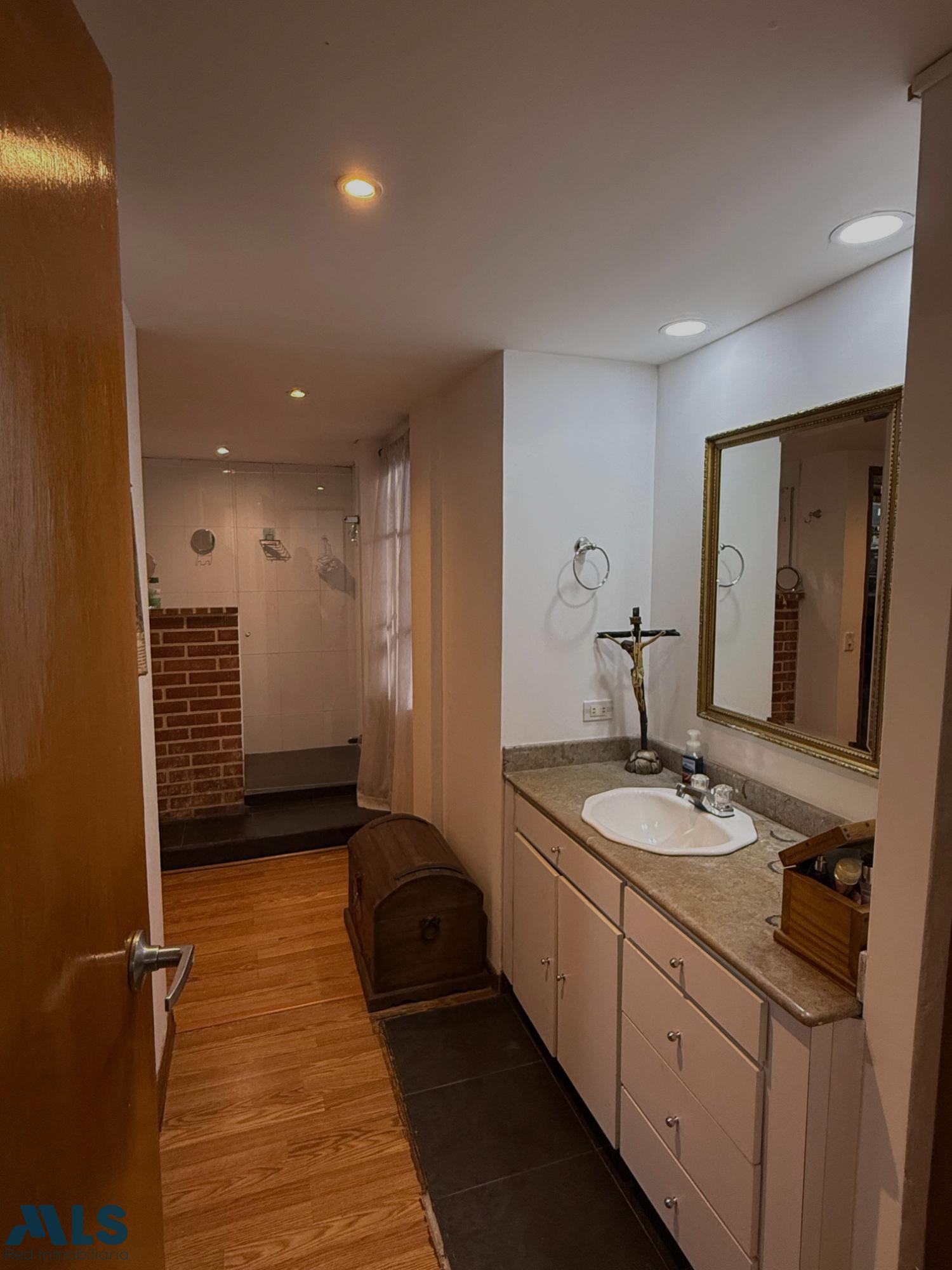 apto de 223 m2 con 2 terrazas y grandes espacios medellin - san lucas