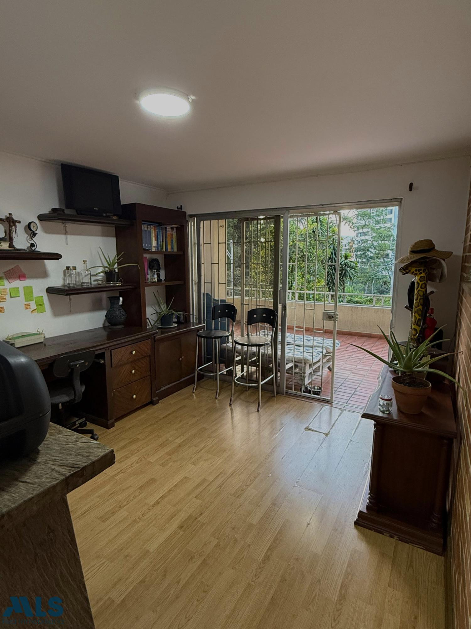 apto de 223 m2 con 2 terrazas y grandes espacios medellin - san lucas