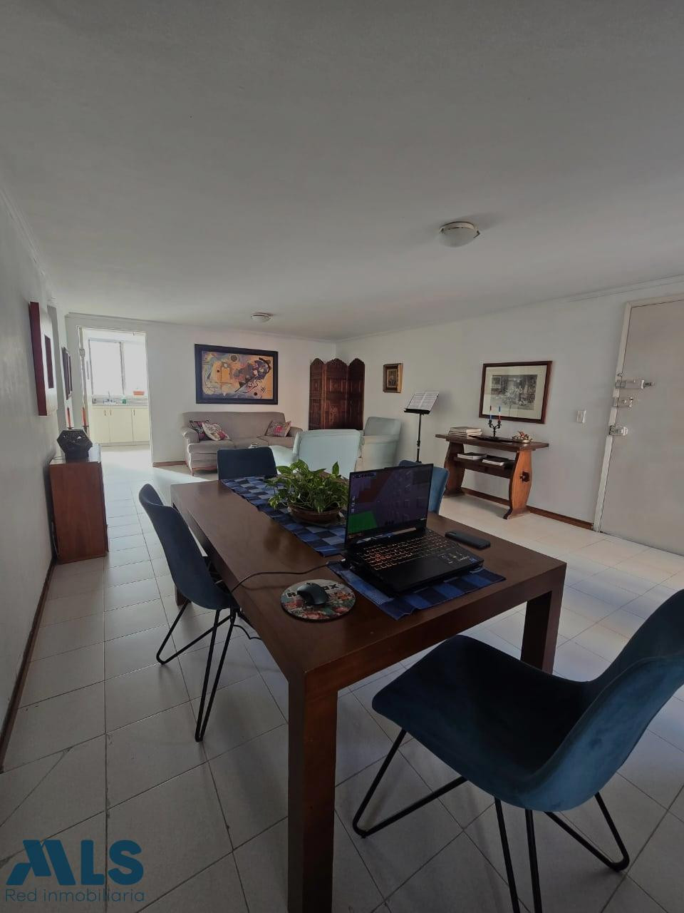 Apartamento con gran potencial para remodelar, ubicado a pasos del parque de Laureles medellin - laureles