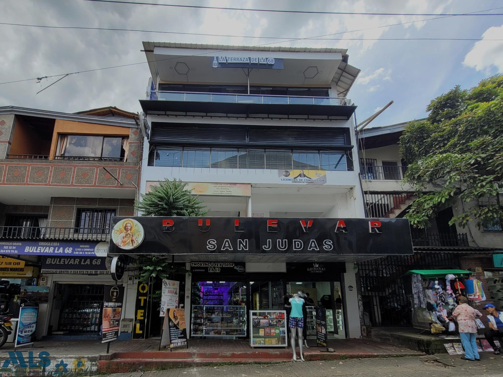 Edificio en zona de alto flujo comercial, con Locales y Hotel funcionando medellin - castilla