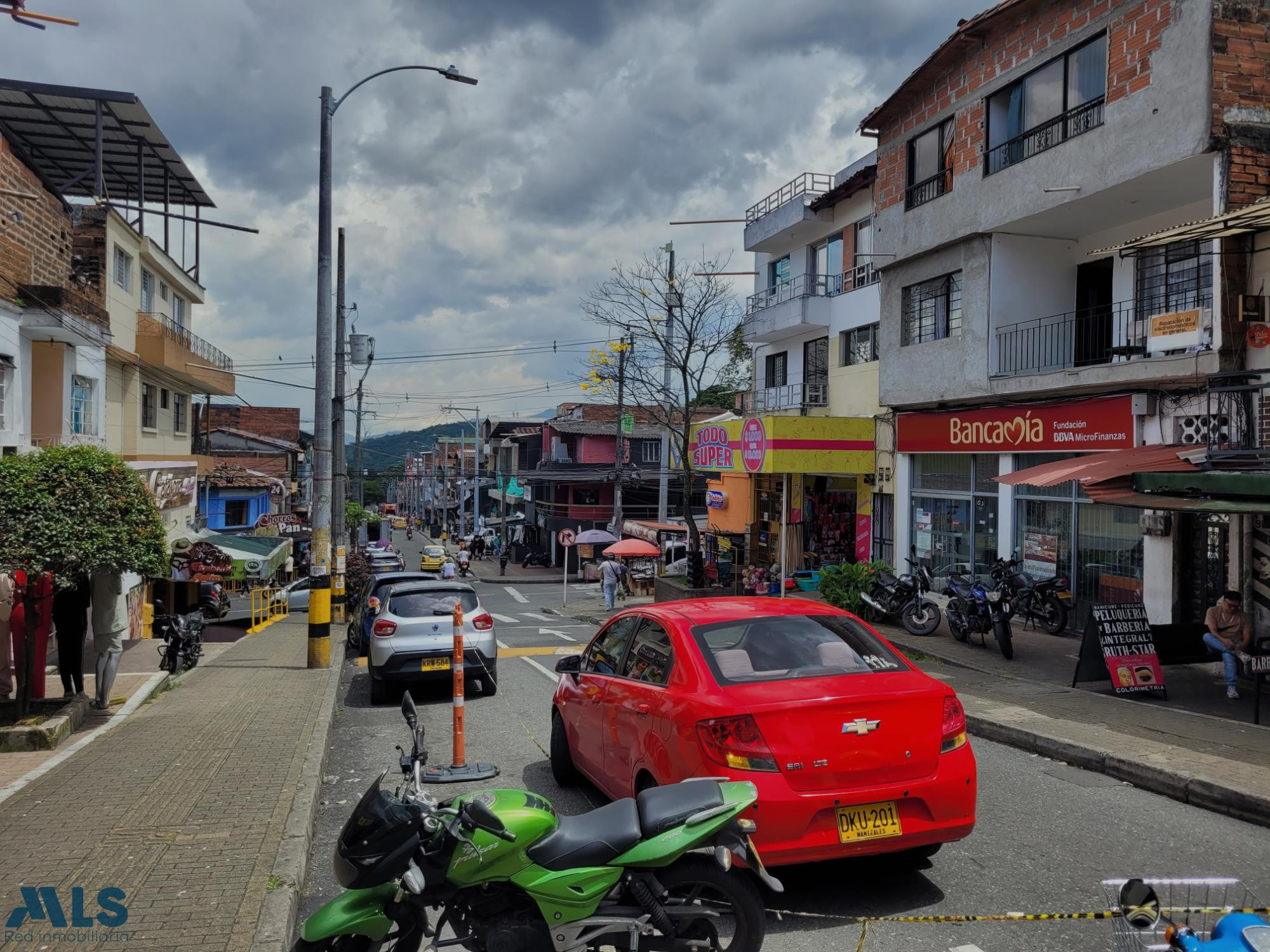 Edificio en zona de alto flujo comercial, con Locales y Hotel funcionando medellin - castilla