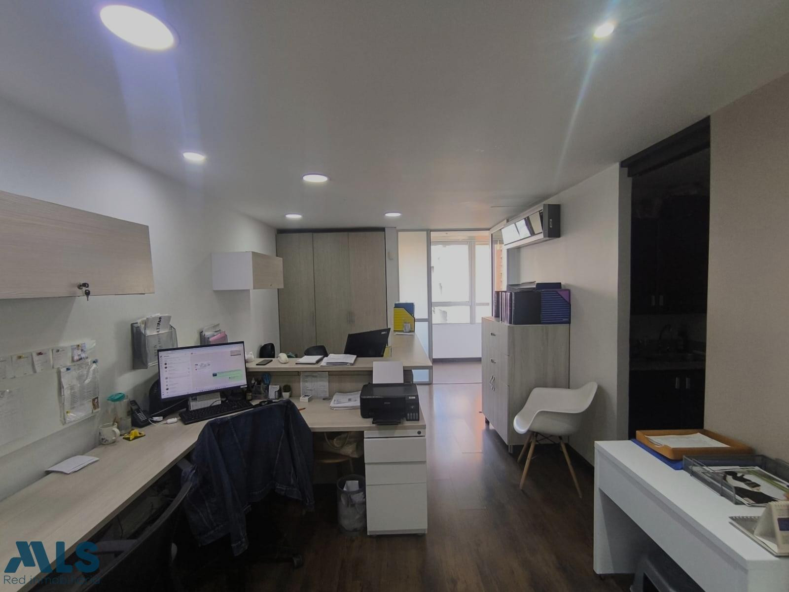 VENTA OFICINA EN LAS PALMAS, 2 PARQUEADEROS PRIVADOS. medellin - las palmas