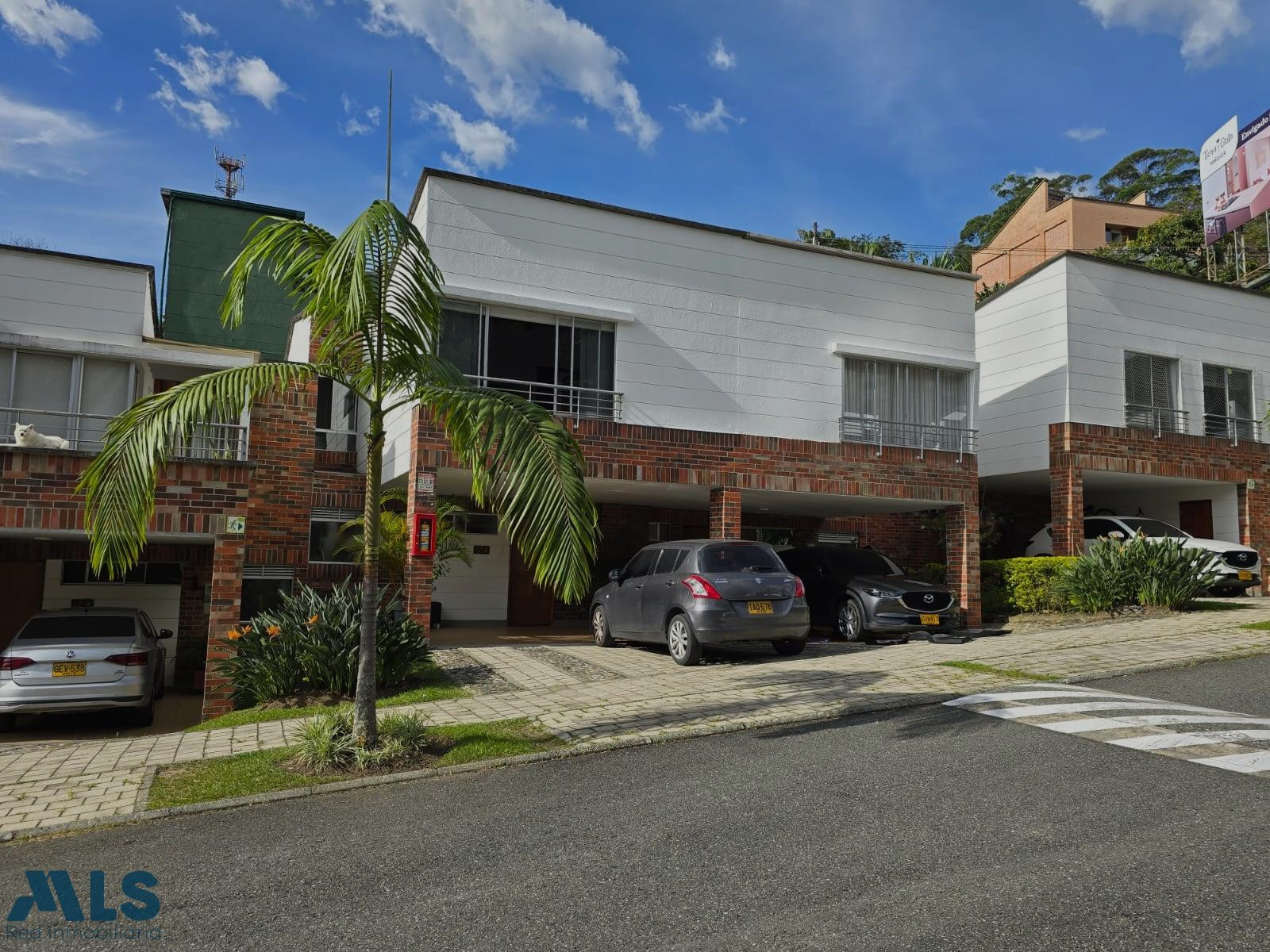 CASA EN EXCLUSIVA UNIDAD EN SAN LUCAS DOS NIVELES envigado - san lucas