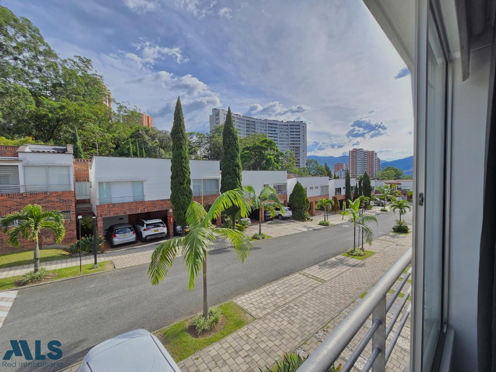 CASA EN EXCLUSIVA UNIDAD EN SAN LUCAS DOS NIVELES envigado - san lucas