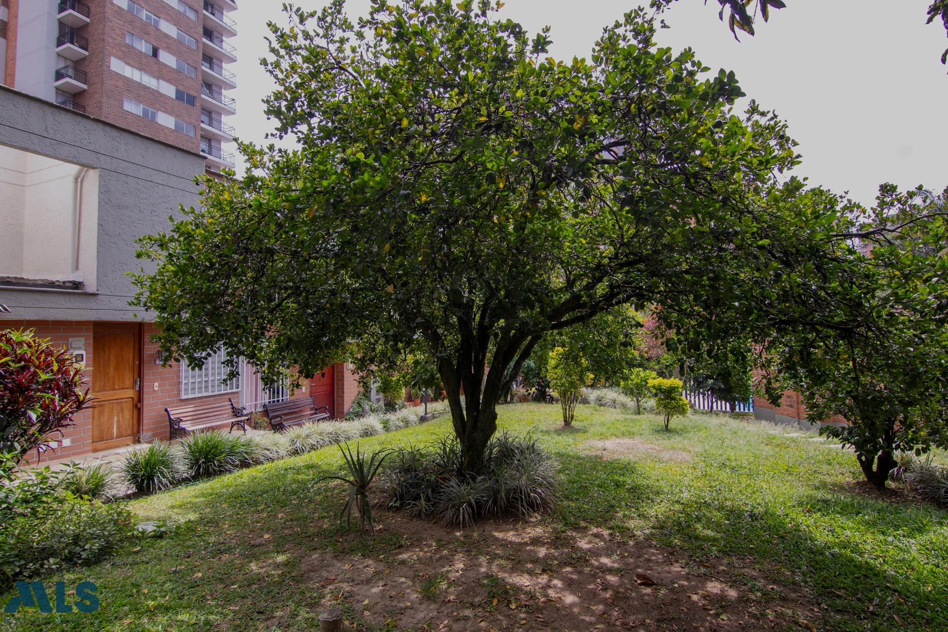 Casa para la venta de dos niveles remodelada la-estrella - suramerica