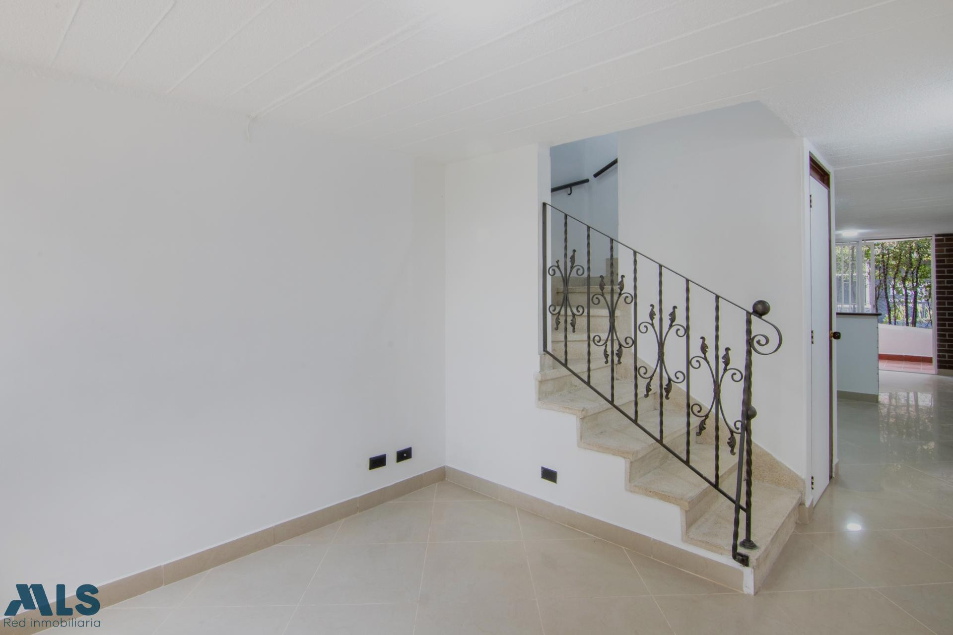 Casa para la venta de dos niveles remodelada la-estrella - suramerica