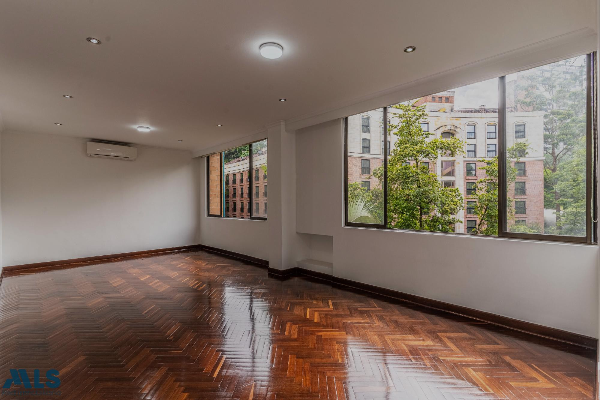 Venta de Apartamento para Remodelar Parque Lleras medellin - lalinde