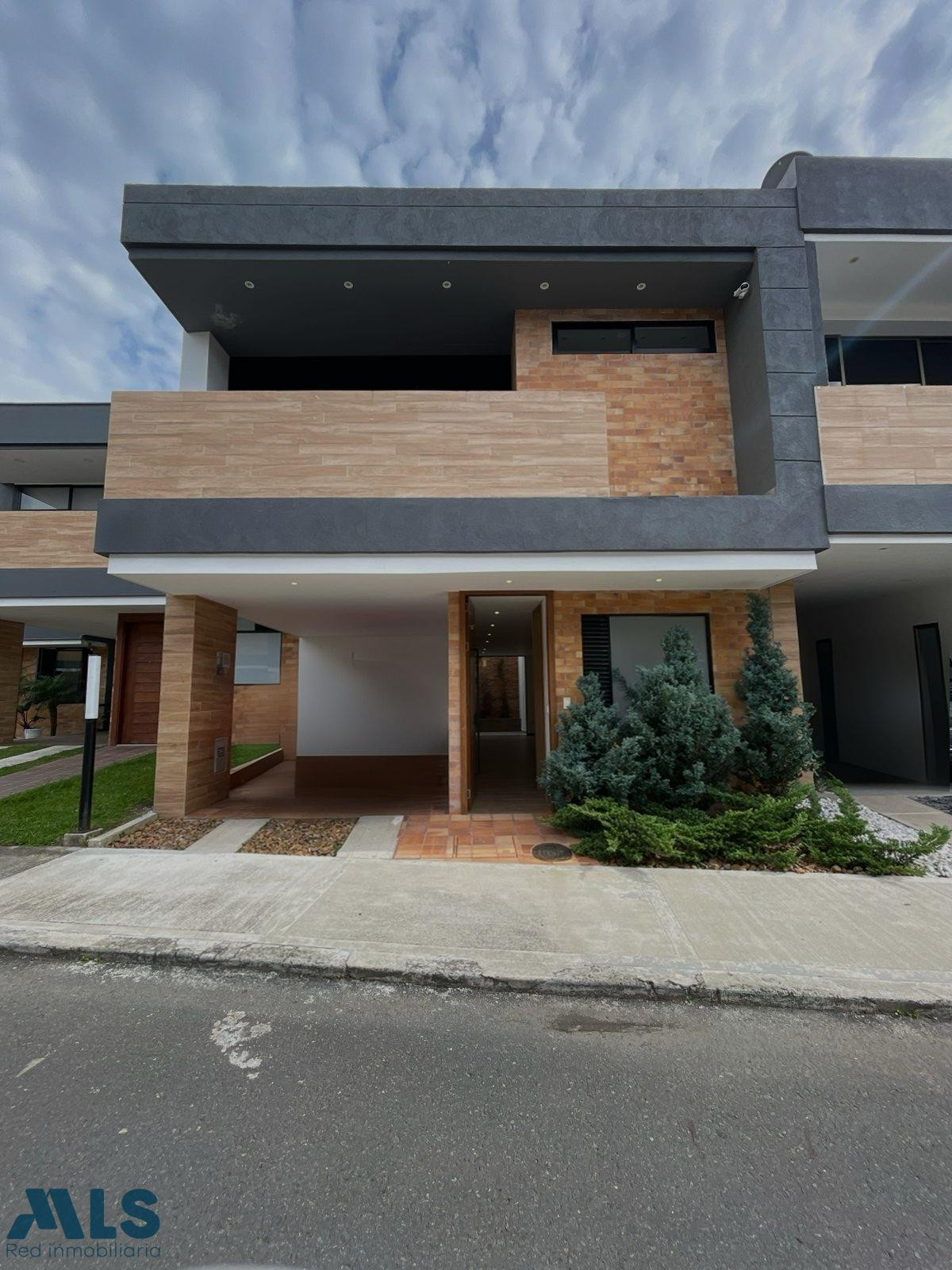 En venta Casa en unidad cerrada para estrenar con excelentes acabados y distribucion. la-ceja - la floresta