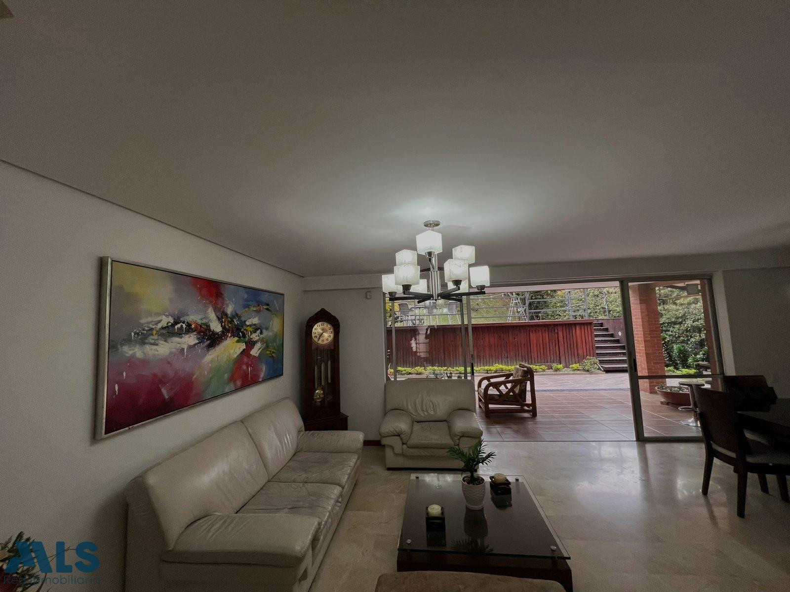 CASA CON EXCELENTE UBICACION Y ESPACIOS CONFORTABLES. envigado - san lucas