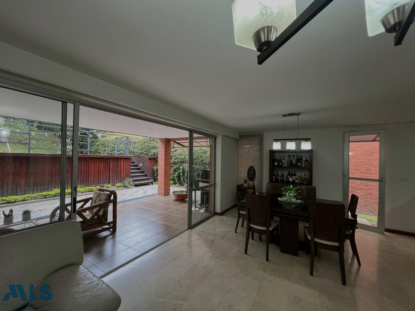 CASA CON EXCELENTE UBICACION Y ESPACIOS CONFORTABLES. envigado - san lucas
