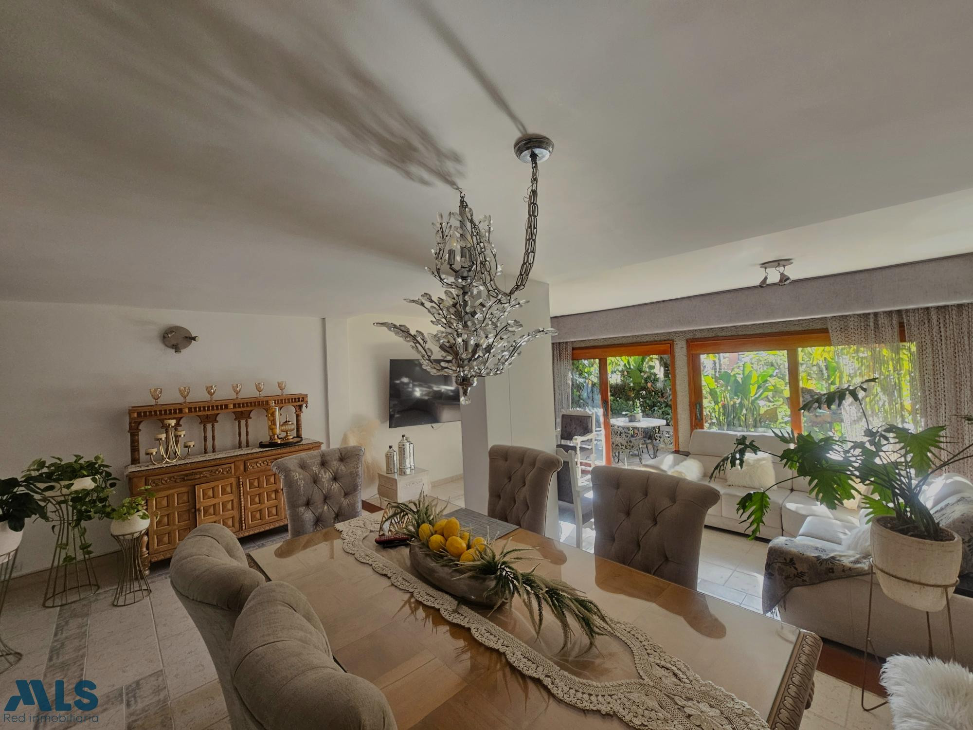 CASA CON AMPLIOS ESPACIOS EN UNIDAD CERRADA envigado - loma del escobero
