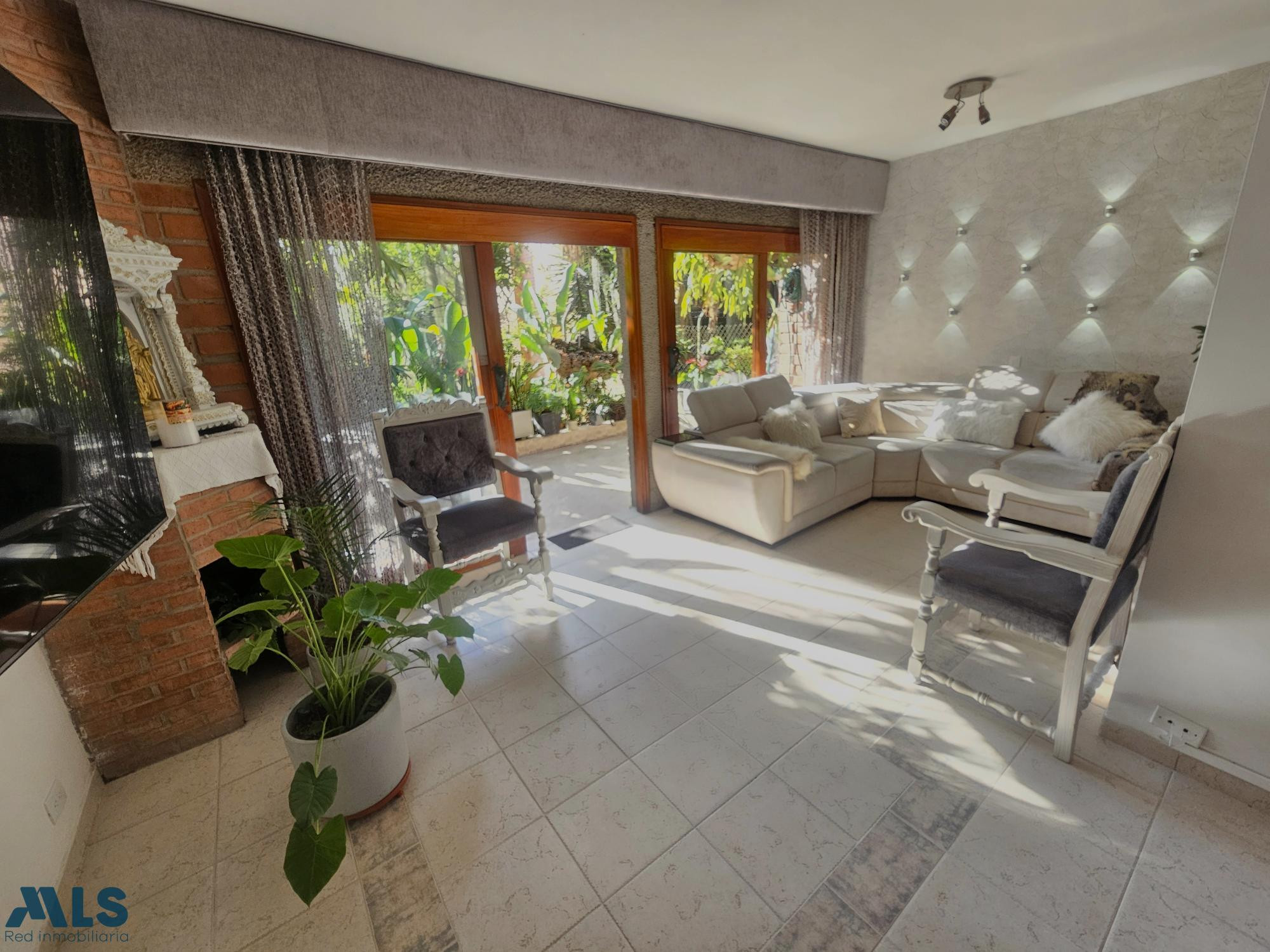 CASA CON AMPLIOS ESPACIOS EN UNIDAD CERRADA envigado - loma del escobero