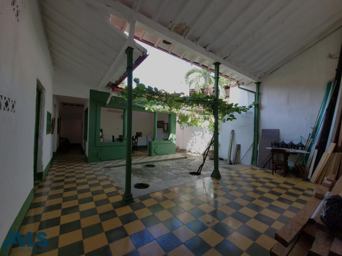 Casa Colonial con amplio solar y potencial a desarrollar en Santa Fe de Antioquia. santa-fe-de-antioquia - santa lucia