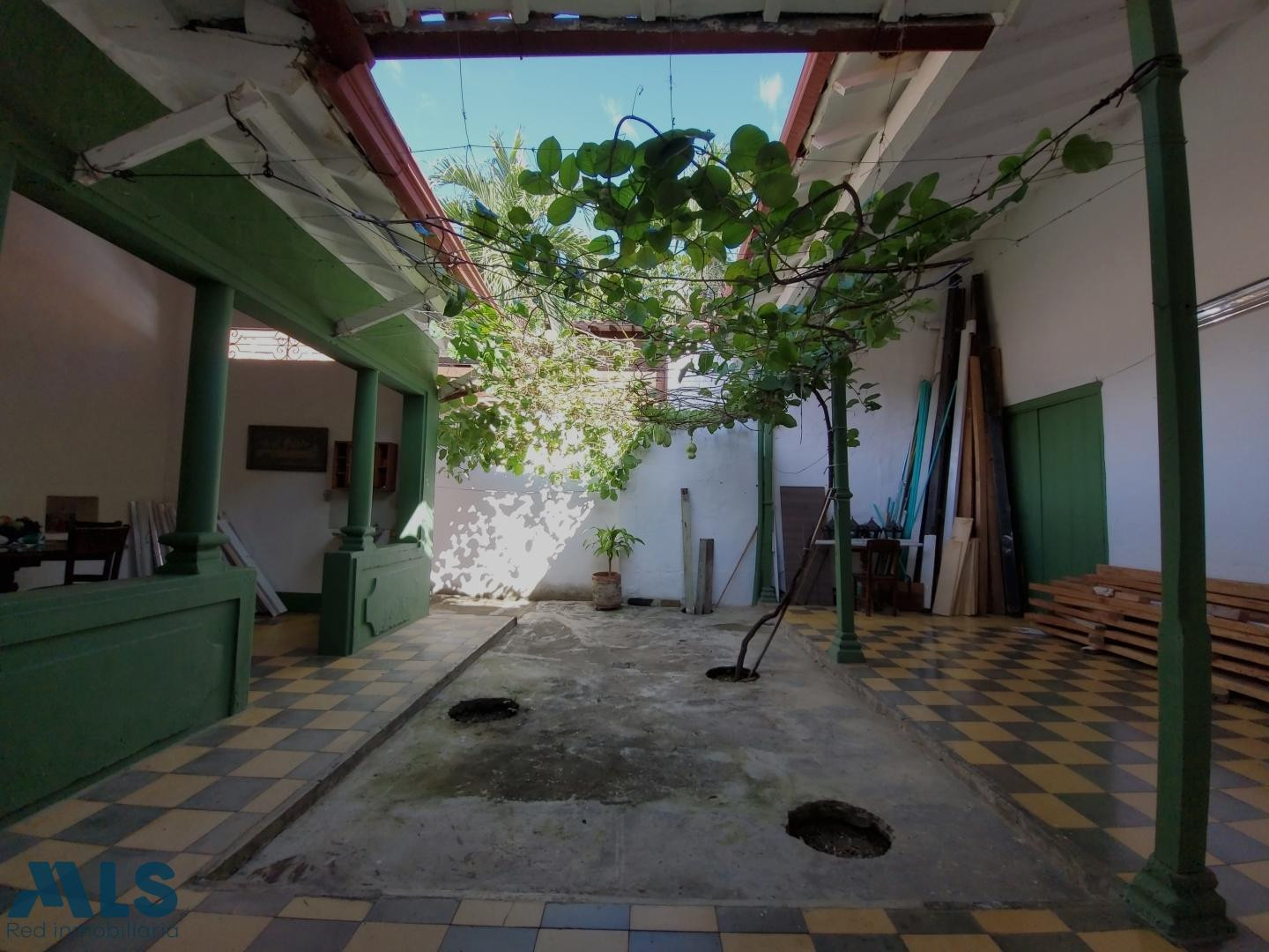 Casa Colonial con amplio solar y potencial a desarrollar en Santa Fe de Antioquia. santa-fe-de-antioquia - santa lucia