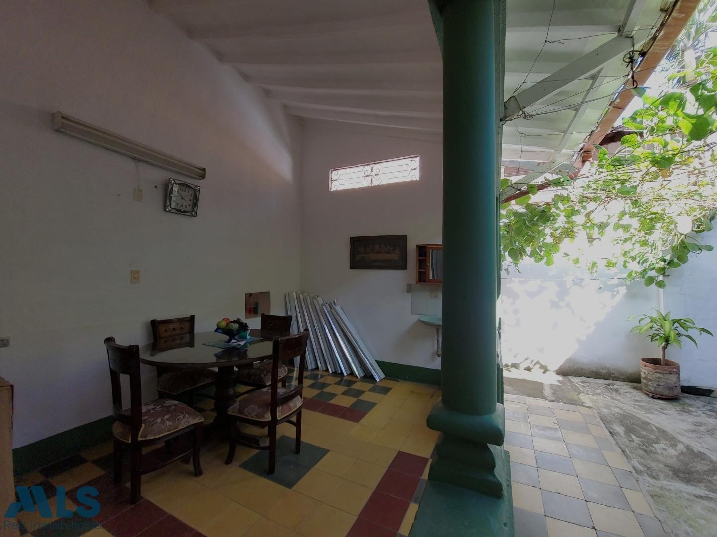 Casa Colonial con amplio solar y potencial a desarrollar en Santa Fe de Antioquia. santa-fe-de-antioquia - santa lucia