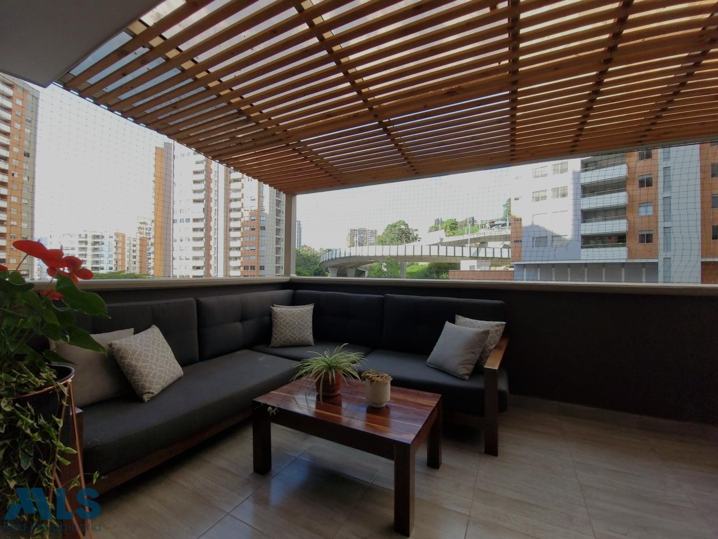 Apartamento con amplia terraza y excelente ubicación envigado - la abadia