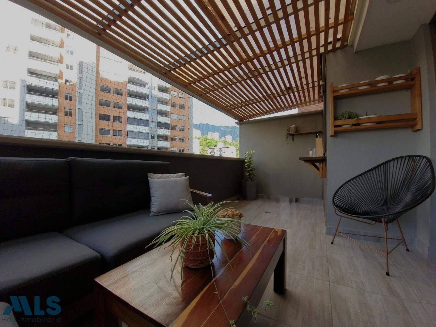 Apartamento con amplia terraza y excelente ubicación envigado - la abadia