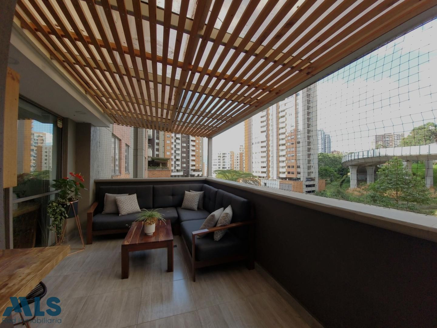 Apartamento con amplia terraza y excelente ubicación envigado - la abadia