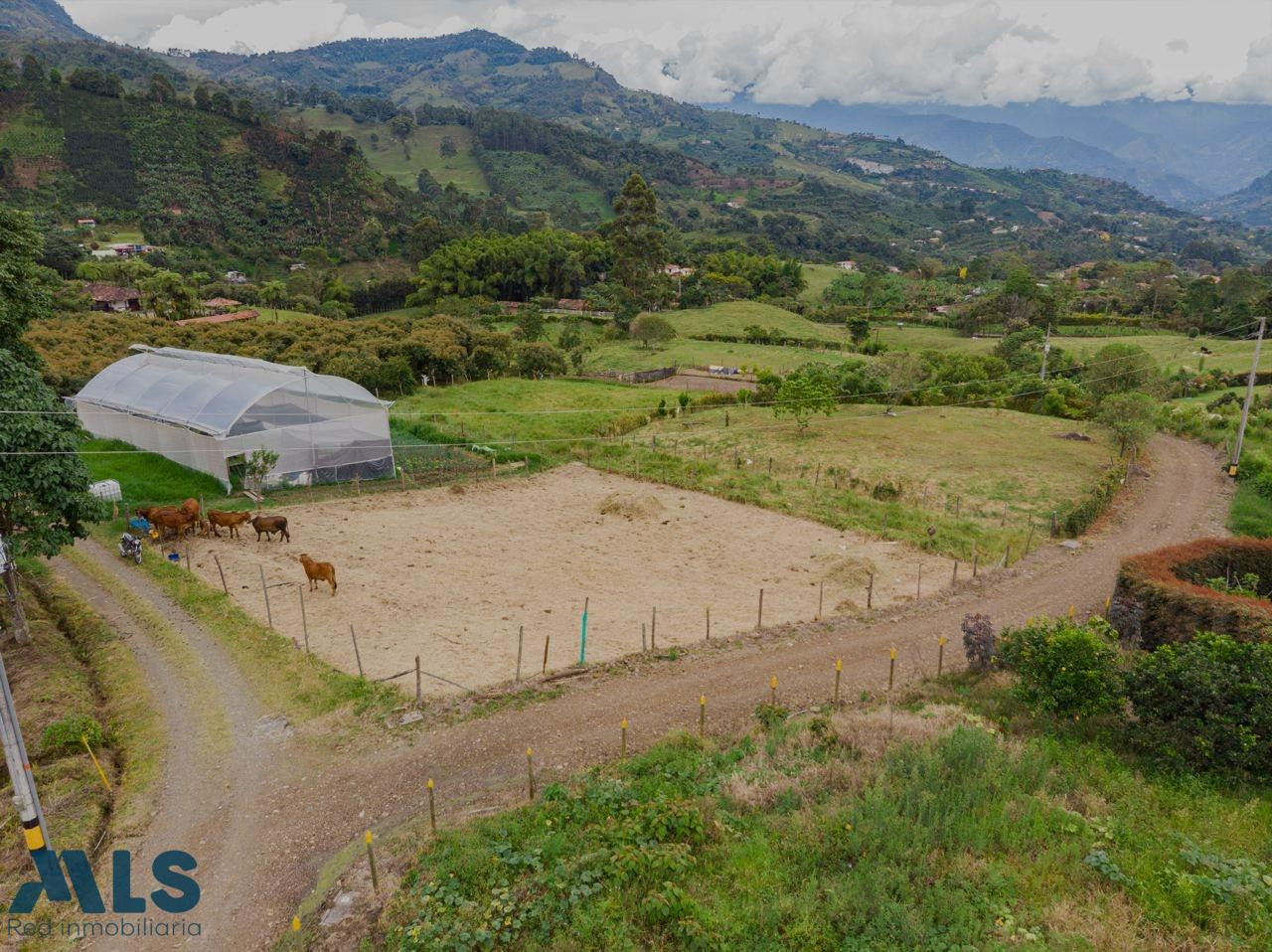 Excelente ubicacion a solo 2 kilometros del pueblo. jardin - rural