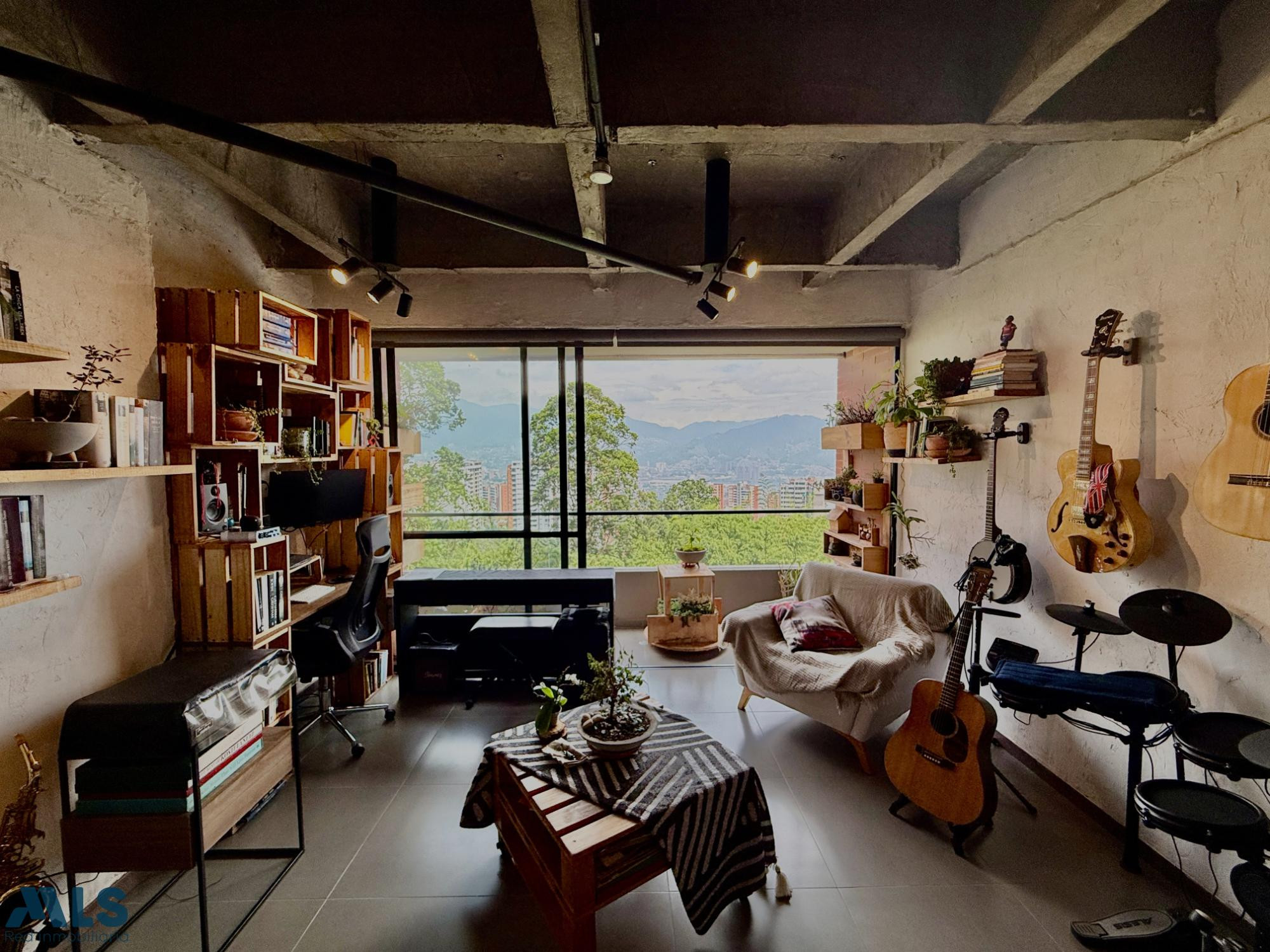 Apartaestudio remodelado con vista panoramica en envigado envigado - loma del escobero