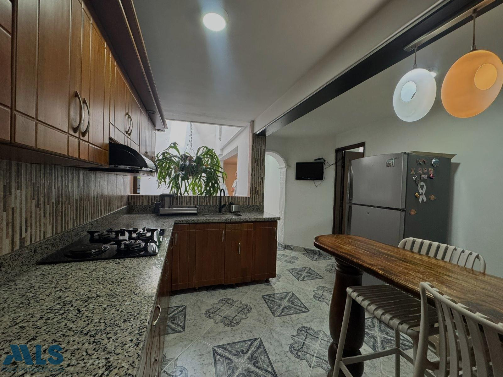 Casa con 5 alcobas sector Almería, Laureles medellin - almeria