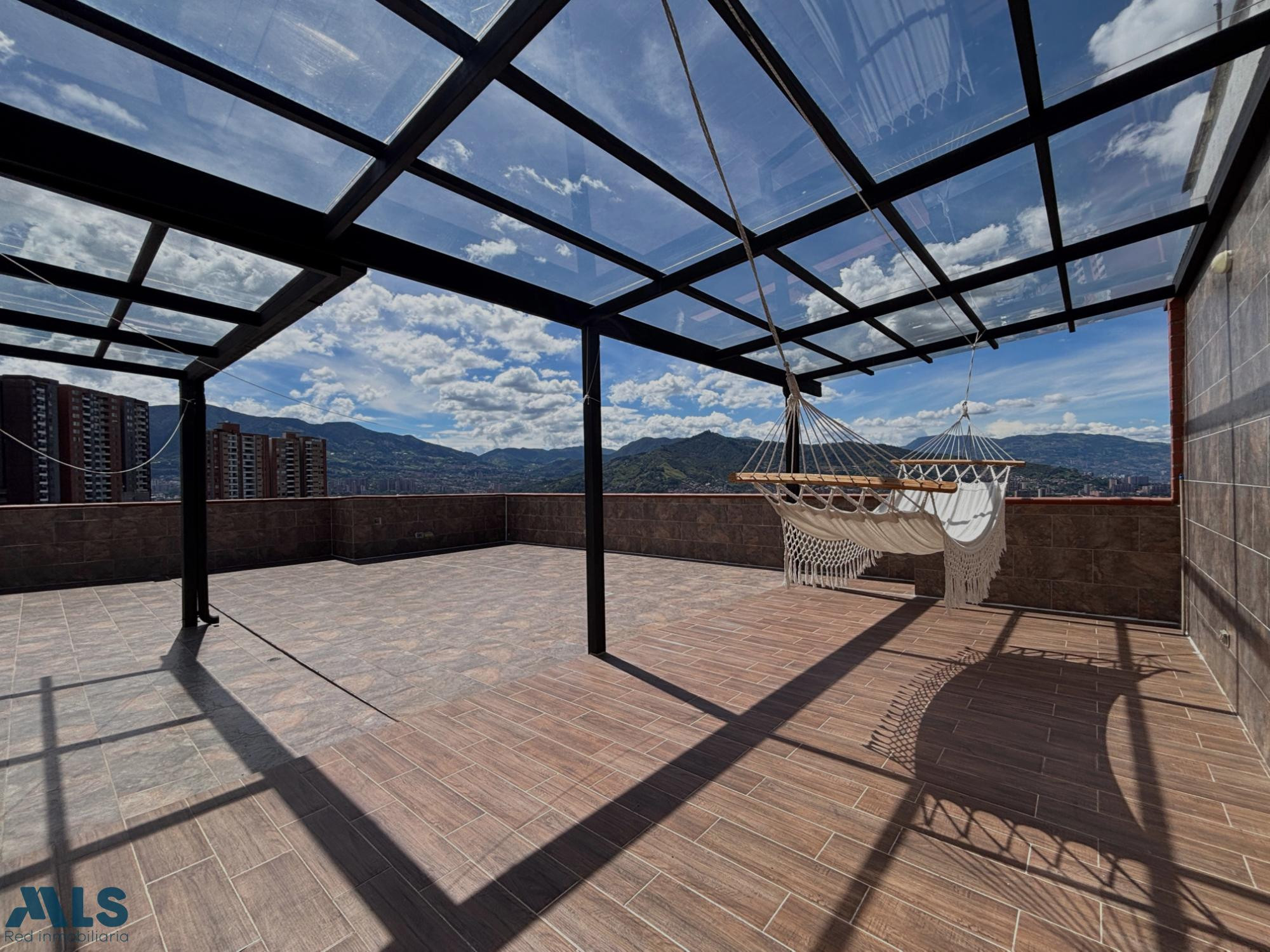 Penthouse con terraza en ultimo piso y vista espectacular. envigado - la cuenca