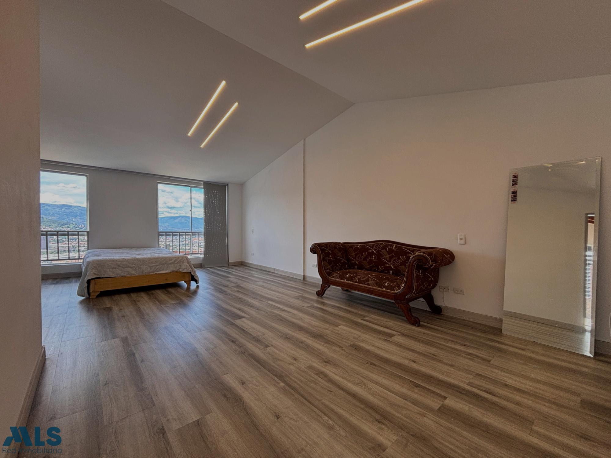 Penthouse con terraza en ultimo piso y vista espectacular. envigado - la cuenca