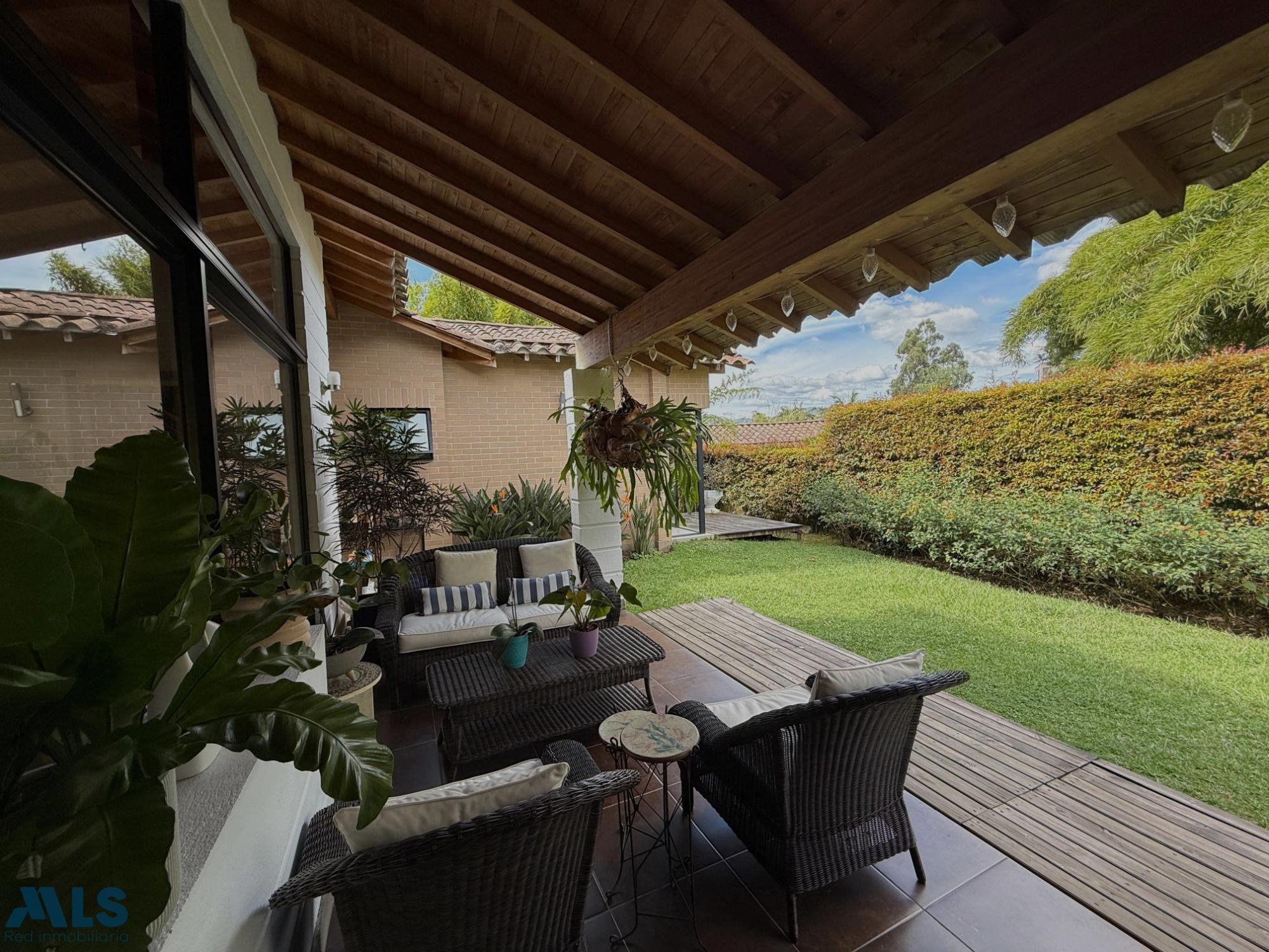 VENDO HERMOSA CASA DE UN NIVEL CON AMPLIO JARDIN el-retiro - corredor la maria carabanchel