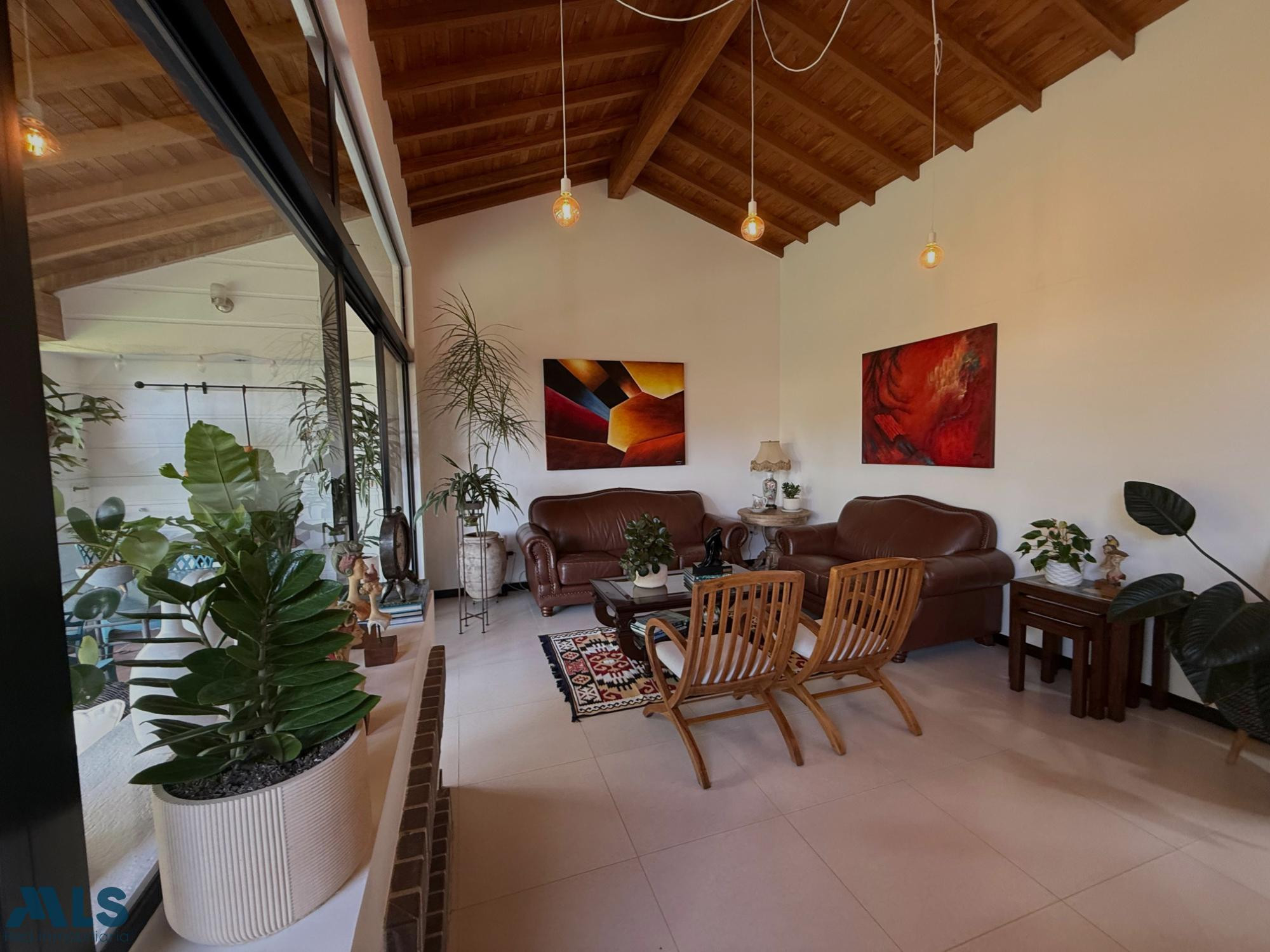 VENDO HERMOSA CASA DE UN NIVEL CON AMPLIO JARDIN el-retiro - corredor la maria carabanchel
